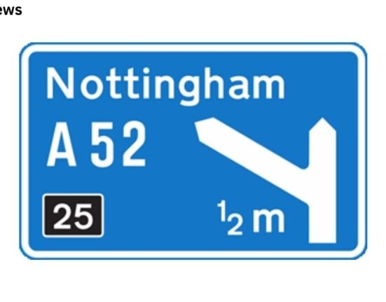 What does '25' mean on this motorway sign?